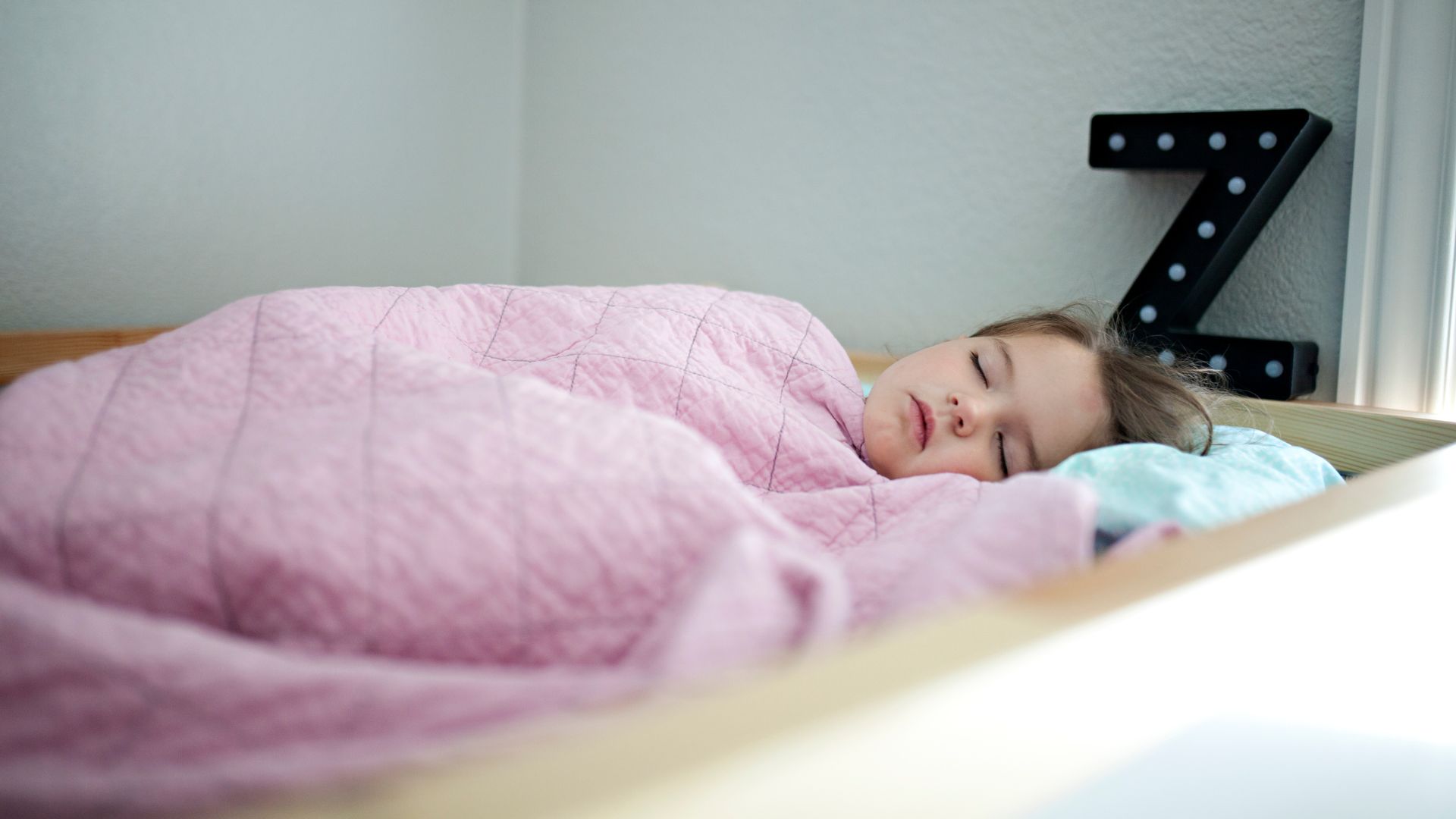 Hoe lang kind ’s-avonds laten plassen? Tips voor nachtzindelijkheid