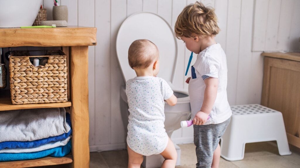 De beste houding voor peuters op de wc