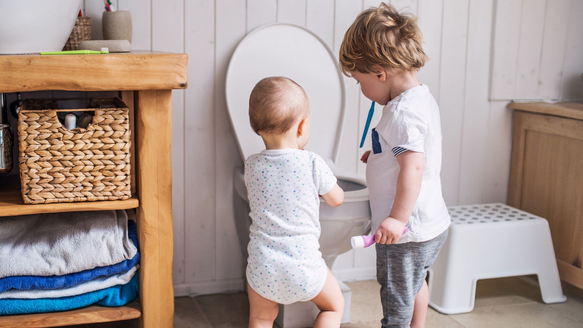 De beste houding voor peuters op de wc